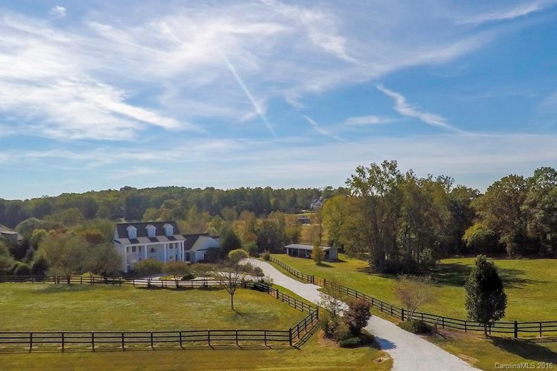 Property image 2 at 125 Hunter Hack Trail, Campobello, SC 29322