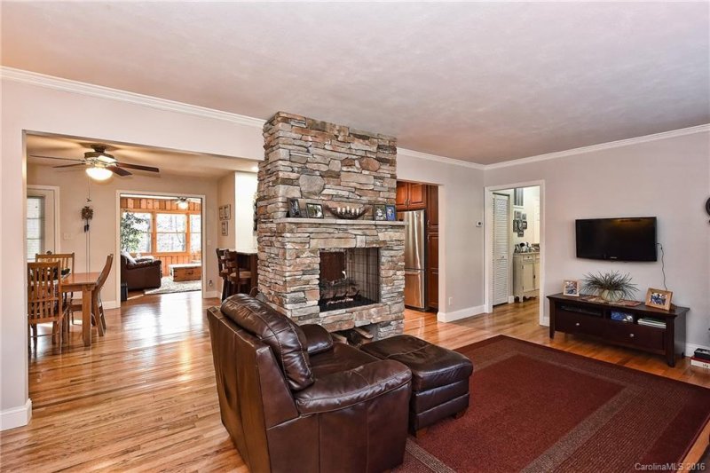 Property image 2 at 332 Beverly Circle, Charlotte, NC 28270