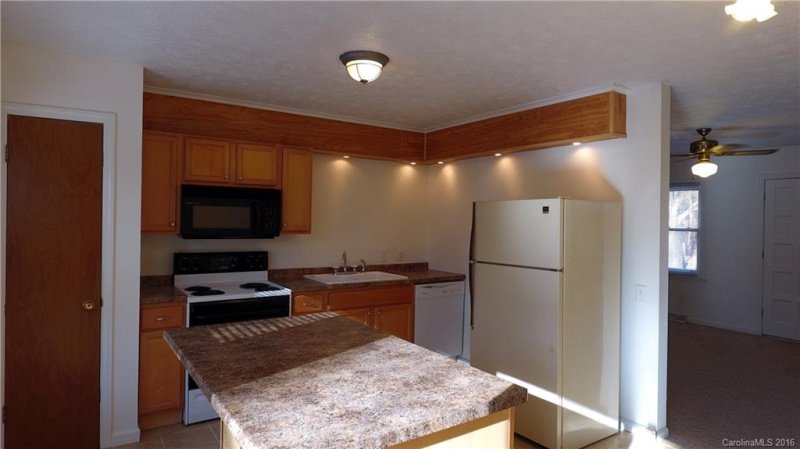 Property image 2 at 38 W Broadleaf Drive, Hendersonville, NC 28739