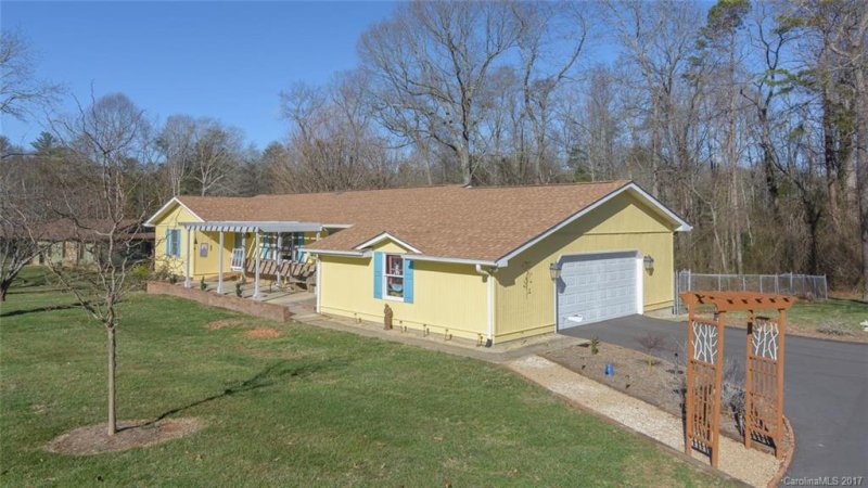 Property image 2 at 303 Melissa Way, Hendersonville, NC 28791