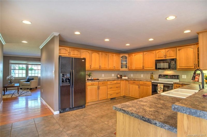 Property image 5 at 4 Fernbrook Place, Asheville, NC 28804