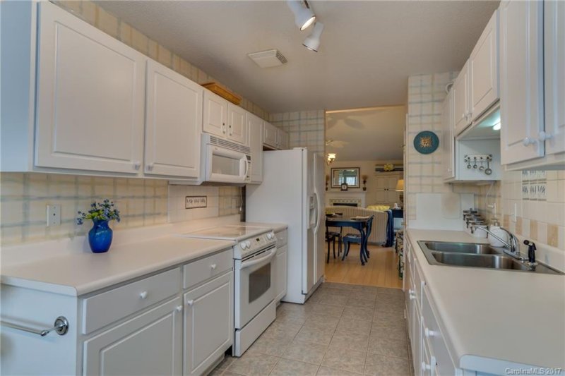 Property image 4 at 2 S Woodridge View Court, Hendersonville, NC 28791