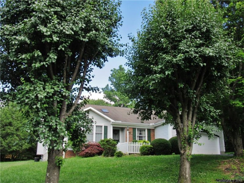 Property image 3 at 2 Old Applewood Lane, Hendersonville, NC 28739