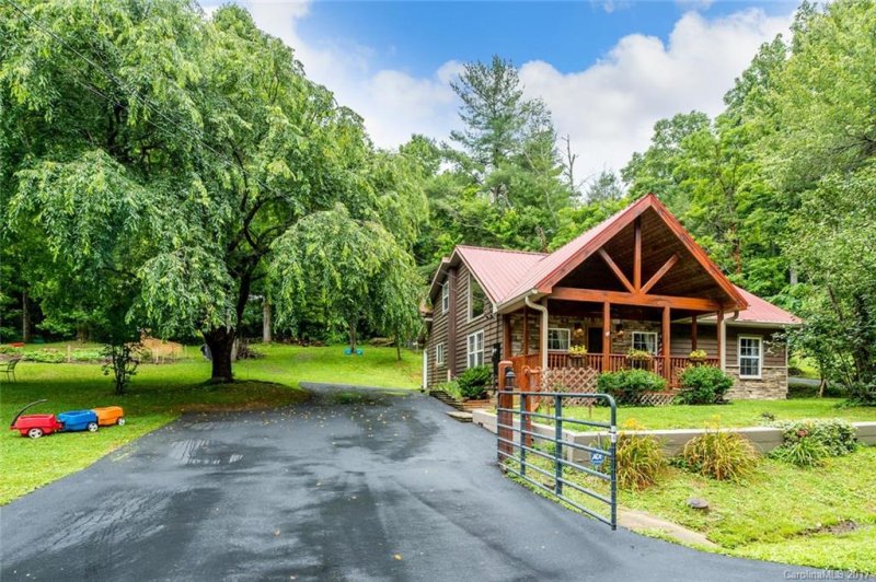 Property image 2 at 520 Fairway Drive, Hendersonville, NC 28739