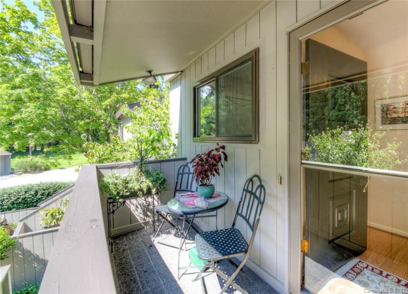 Property image 2 at 20 Lakemoor Lane, Hendersonville, NC 28739