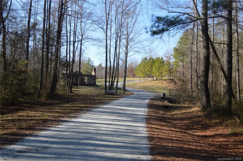 Property image 3 at 75 Stone Cottage Lane, Landrum, SC 29356