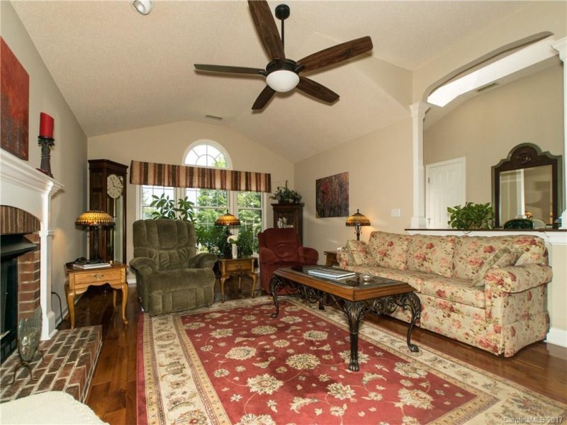 Property image 3 at 23 Old Applewood Lane, Hendersonville, NC 28739