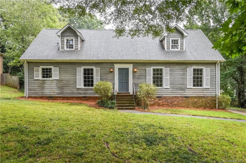 6129 Carriagehouse Lane