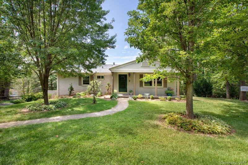 8 Rolling View Drive