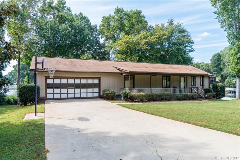 Property image 2 at 110 Stat Circle, Mooresville, NC 28117