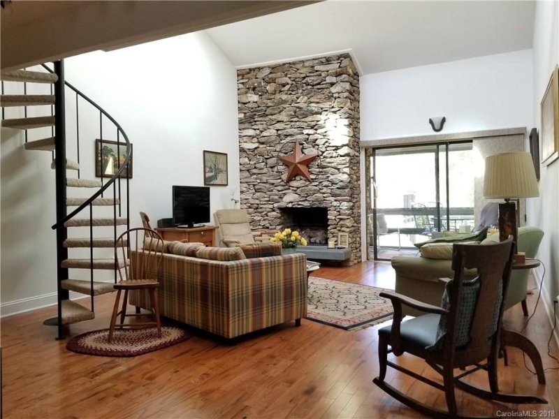 Property image 4 at 14 Lakemoor Lane, Hendersonville, NC 28739