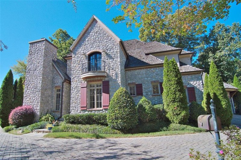 2325 La Maison Drive