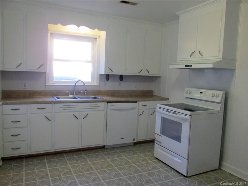 Property image 3 at 4331 Briarhill Drive, Charlotte, NC 28215