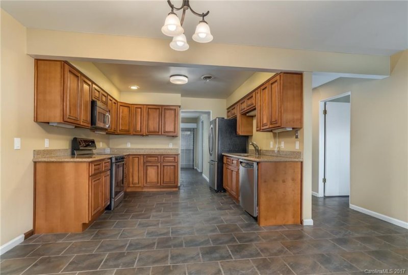 Property image 5 at 7 Lakemoor Lane, Hendersonville, NC 28739