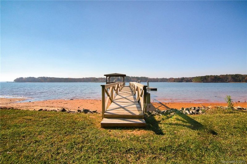 111 Breezeview Place