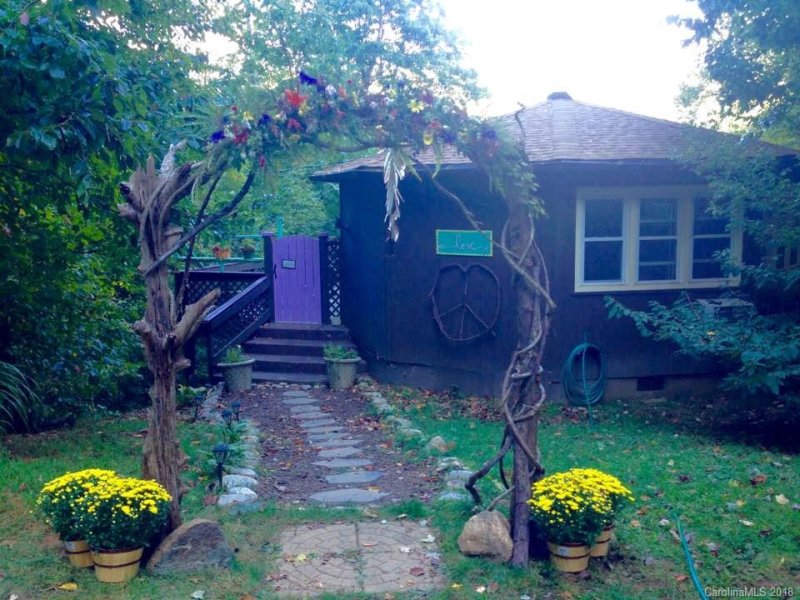 6 Green Ridge Falls Road