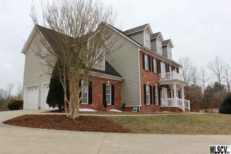 Property image 2 at 2 Franklin Lane, Taylorsville, NC 28681