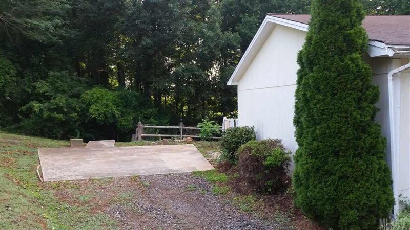 Property image 4 at 1554 Castell Lane, Hickory, NC 28601