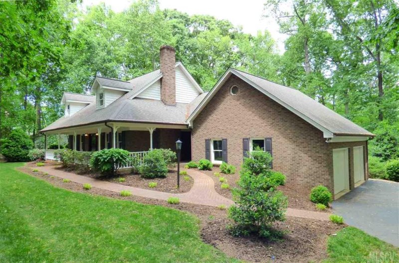 1015 Rolling Green Drive