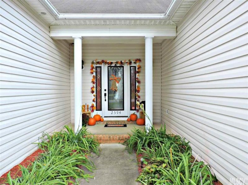 Property image 2 at 2594 Rolling Ridge Drive, Hickory, NC 28602