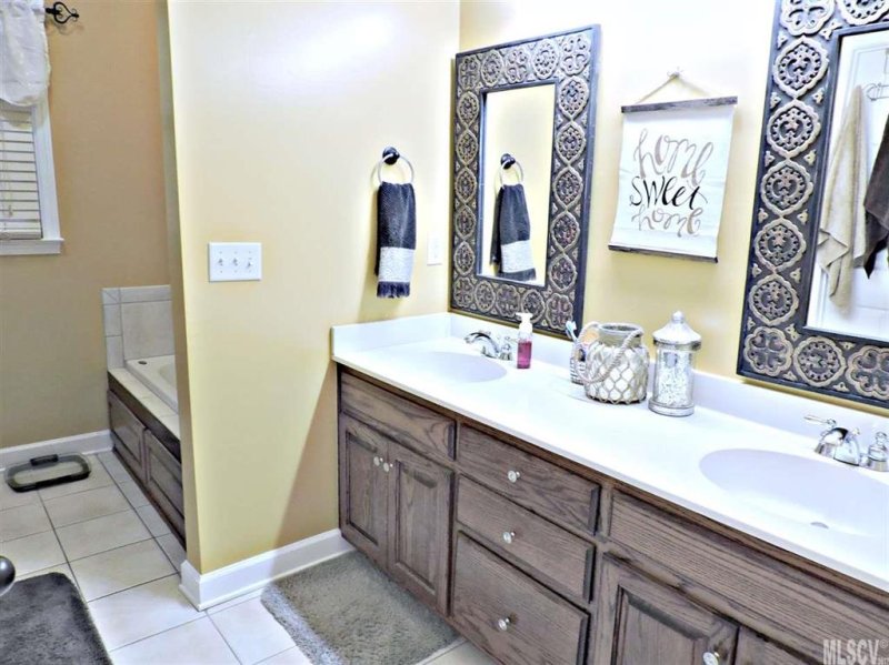 Property image 3 at 2594 Rolling Ridge Drive, Hickory, NC 28602