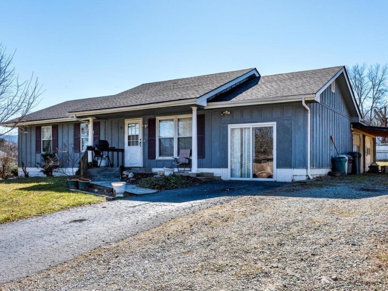 Property image 2 at 22 W Silverleaf Drive, Hendersonville, NC 28739