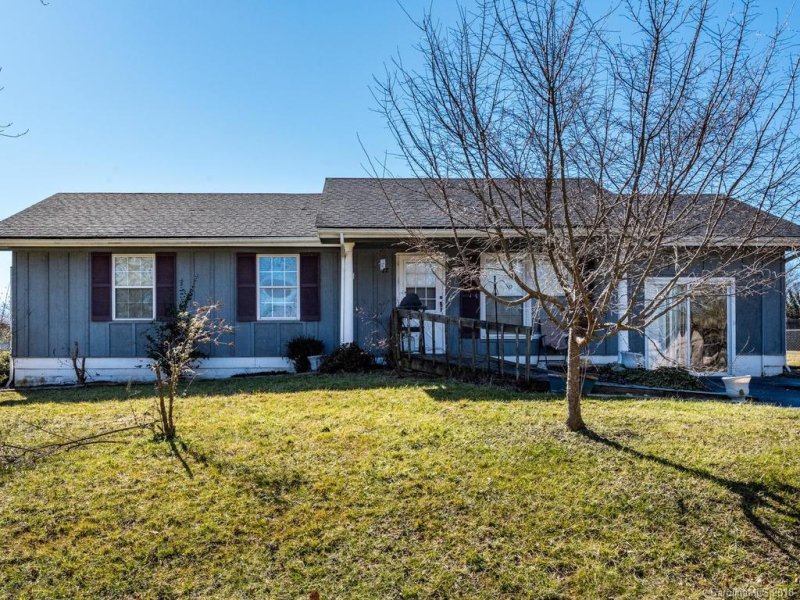 Property image 3 at 22 W Silverleaf Drive, Hendersonville, NC 28739