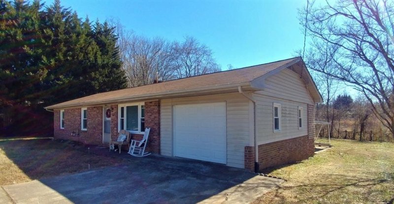 Property image 2 at 2132 14th Avenue Drive, Hickory, NC 28601