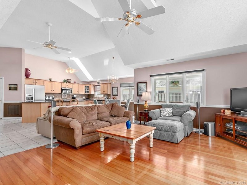 Property image 4 at 9 Honeycomb Circle, Swannanoa, NC 28778