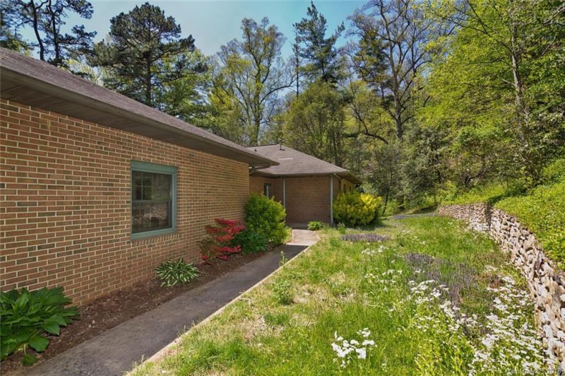 Property image 2 at 216 W Sondley Drive, Asheville, NC 28805