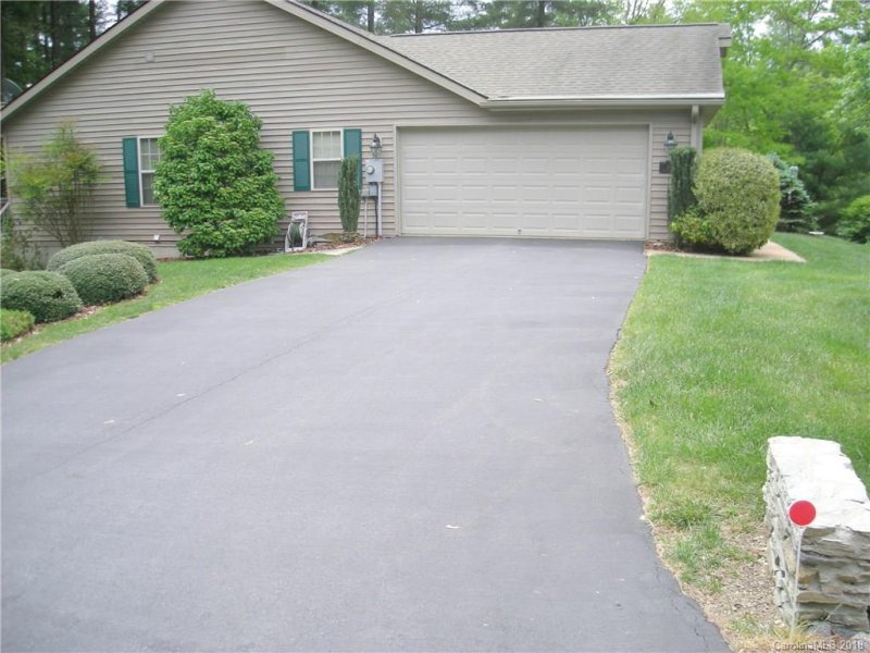 Property image 3 at 402 Pine Bark Lane, Hendersonville, NC 28739