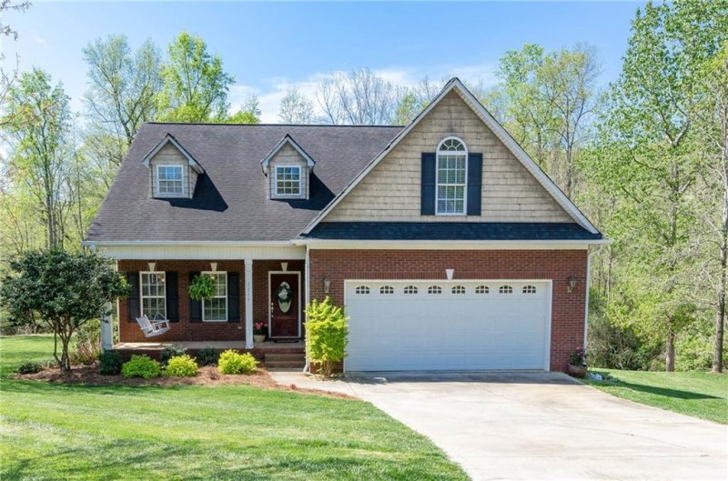 Property image 2 at 2019 Alton Court, Lowell, NC 28098