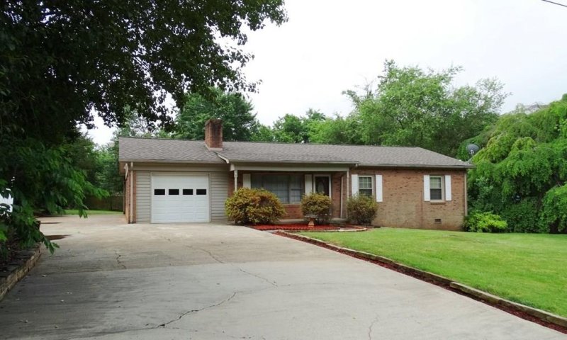 Property image 2 at 5645 Sandhurst Road, Hickory, NC 28602