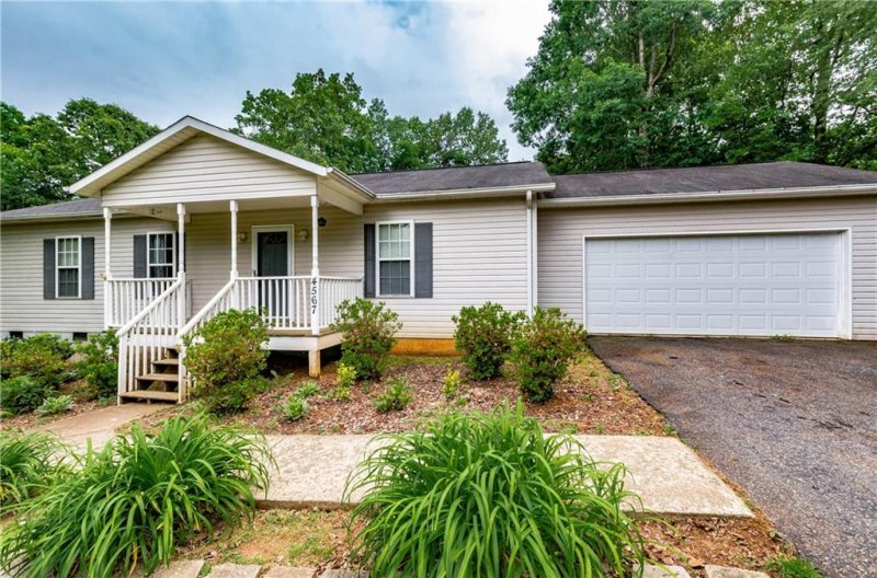 Property image 2 at 4567 Kings Court, Hickory, NC 28602