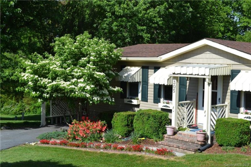 Property image 2 at 305 Meadowbrook Court, Hendersonville, NC 28792