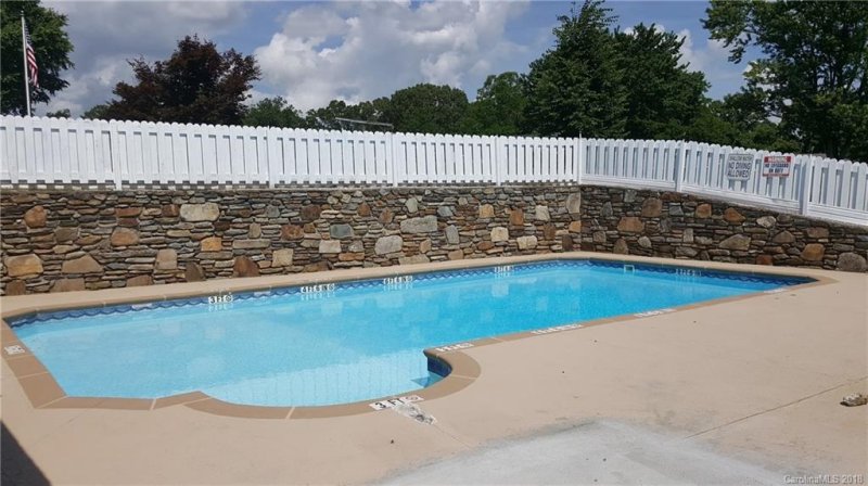 Property image 3 at 305 Meadowbrook Court, Hendersonville, NC 28792