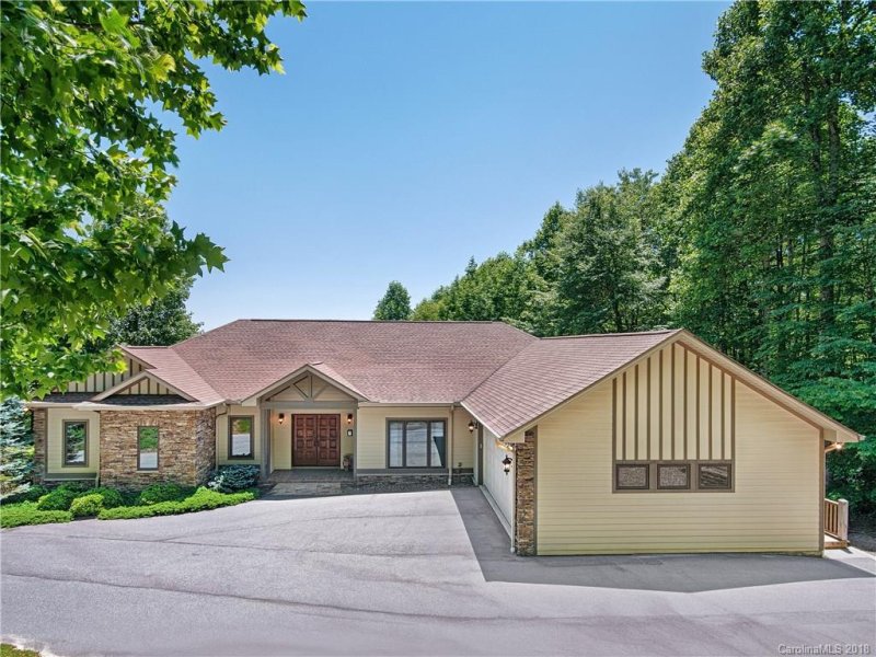 Property image 3 at 407 Gateway Drive, Hendersonville, NC 28739