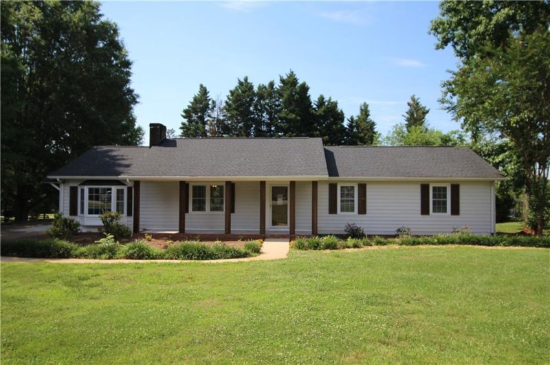 Property image 2 at 5043 Forest Ridge Drive, Hickory, NC 28602