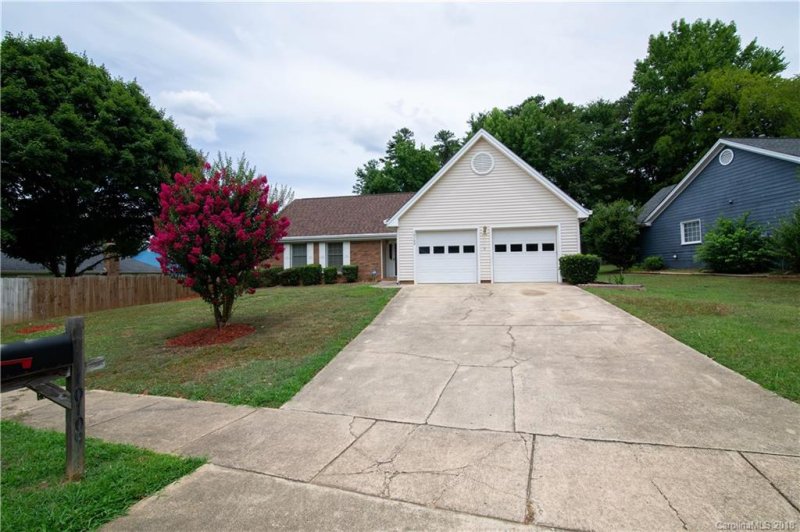 Property image 2 at 10109 Fairlea Drive, Charlotte, NC 28269