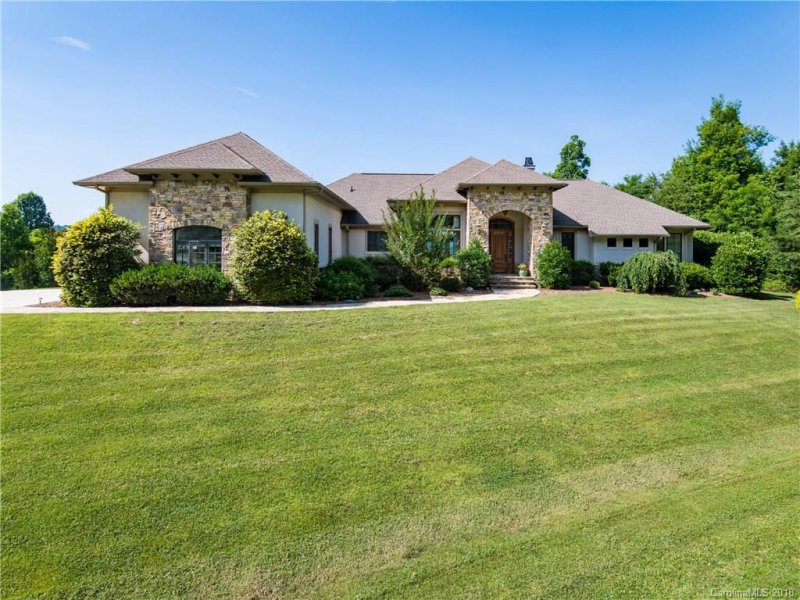 Property image 2 at 260 Crossvine Trail, Hendersonville, NC 28739