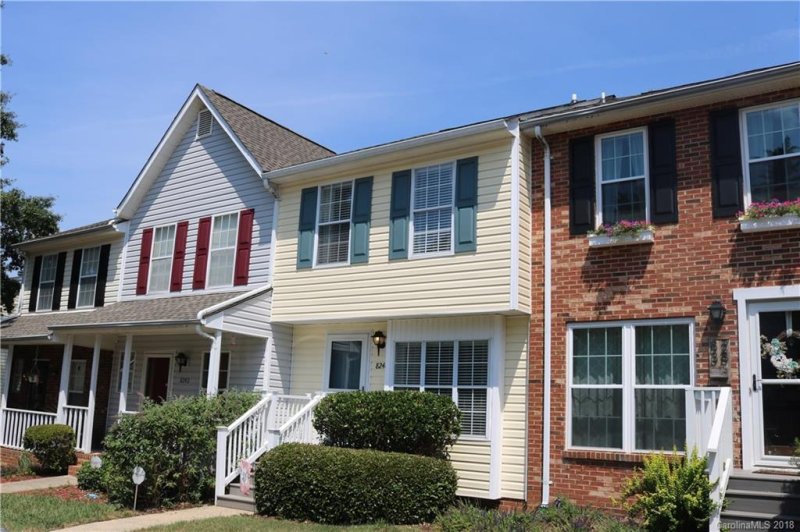 Property image 2 at 8240 Circle Tree Lane, Charlotte, NC 28277