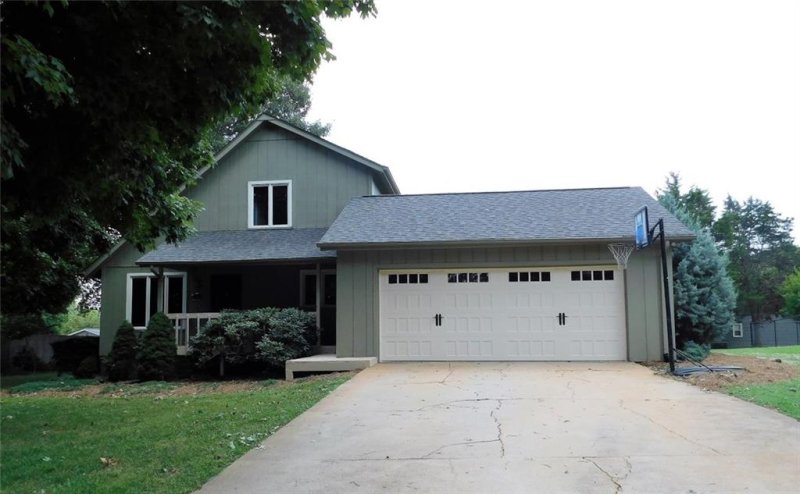 4995 Forest Ridge Drive