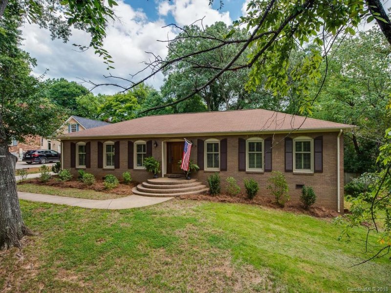 6121 Carriagehouse Lane