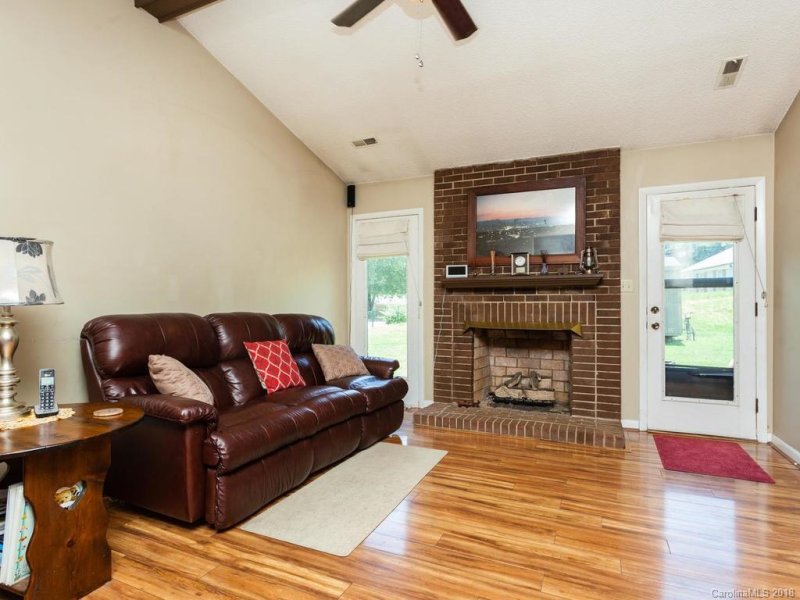 Property image 2 at 211 Scottlynn Drive, Asheville, NC 28806