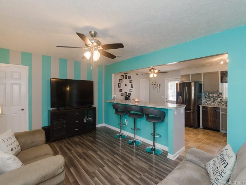 Property image 2 at 35 E Silverleaf Drive, Hendersonville, NC 28739