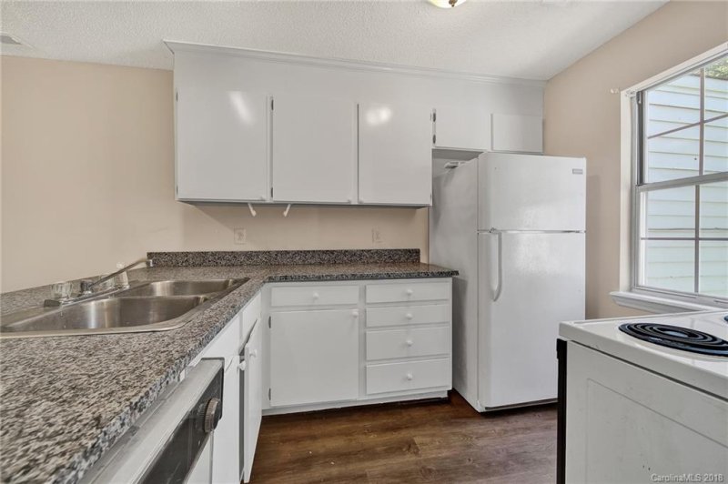 Property image 4 at 3916 Briarhill Drive, Charlotte, NC 28215