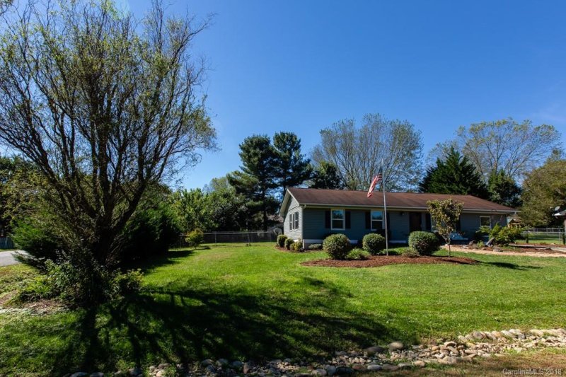 Property image 2 at 32 W Broadleaf Drive, Hendersonville, NC 28739