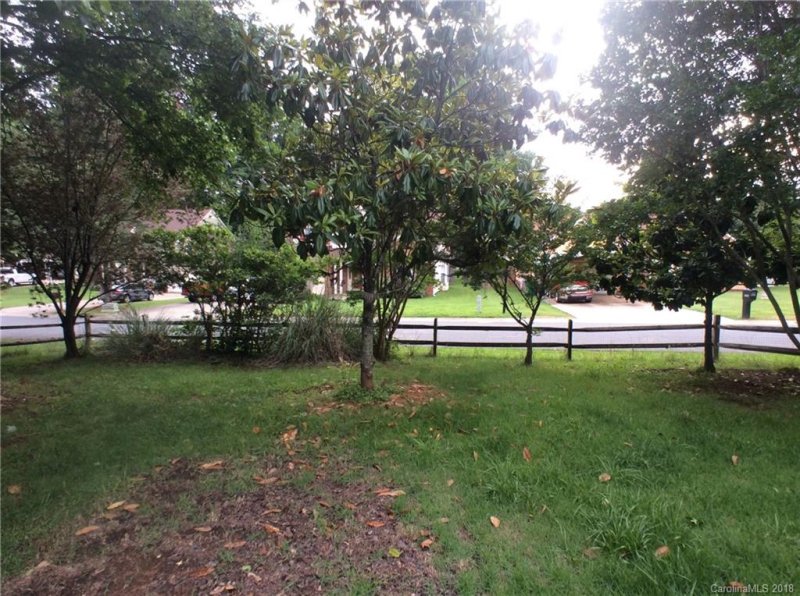 Property image 4 at 730 Oakbluff Circle, Charlotte, NC 28216