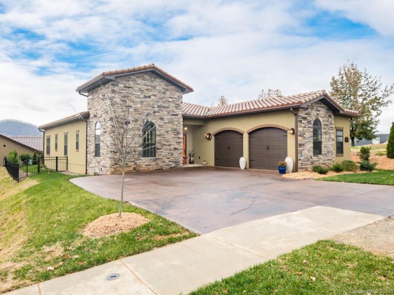 Property image 3 at 3 Ocaso Drive, Asheville, NC 28806