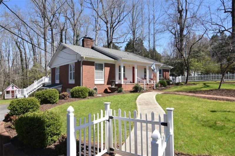 Property image 3 at 220 Pinehurst Lane, Newton, NC 28658